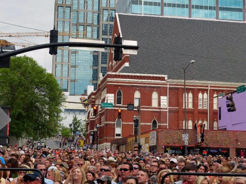 Thousand of fans pack downtown Nashville for a free lunch-time concert. (Richard J. Lynch)