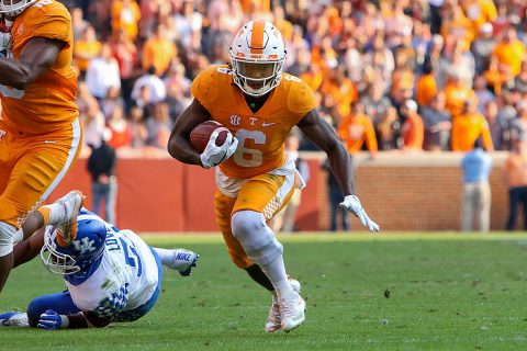 Tennessee Volunteers running back Alvin Kamara (6) runs for a touchdown against the Kentucky Wildcats during the fourth quarter at Neyland Stadium. Tennessee won 49 to 36. (Randy Sartin-USA TODAY Sports)