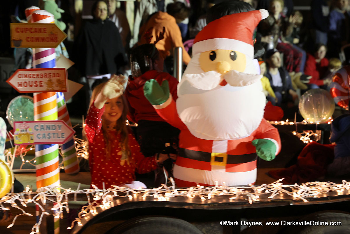 Clarksville's Christmas Parade brings holiday cheer to Downtown