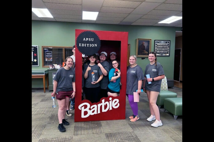 Living and Learning community students stop by the Felix G. Woodward Library on a 'quest' welcoming them to Austin Peay State University. (APSU)