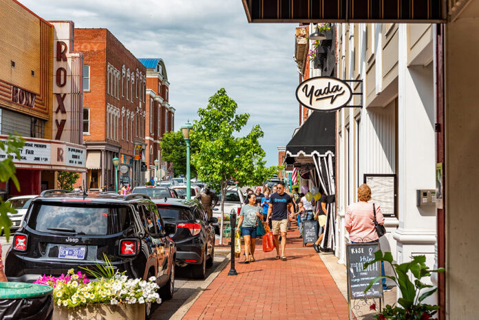 Downtown Clarksville Franklin Street Shoppers. (Jon Duncan)